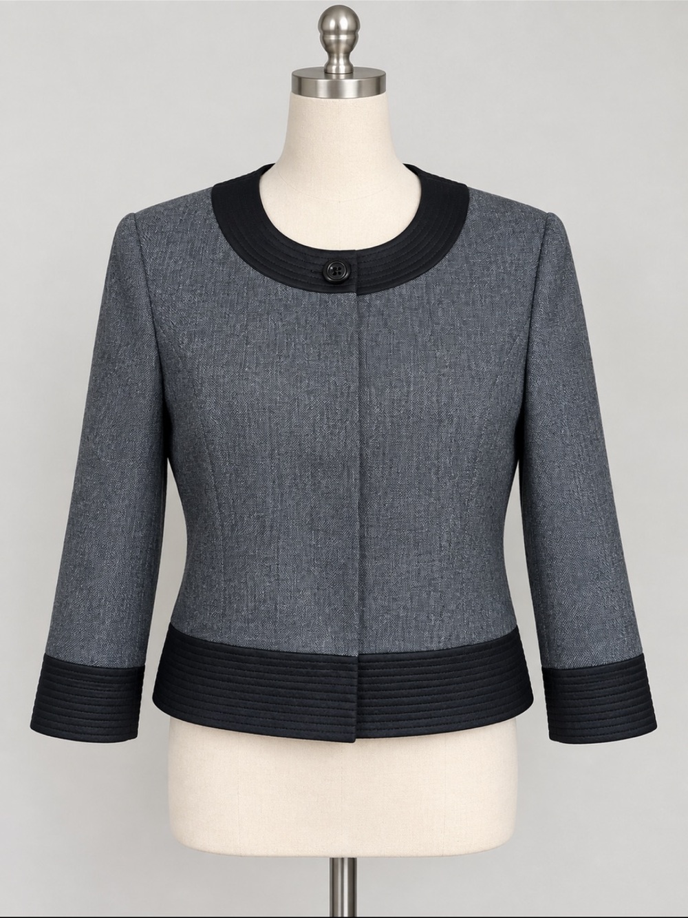 Tahari Arthur Levine Women's Gray Cropped Jacket w/Black Trim. 19’long, 18’ sl.